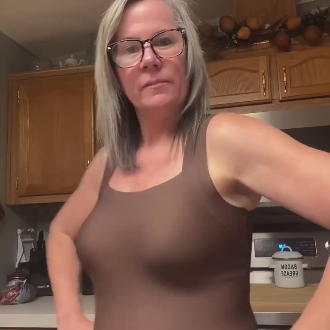 Mujer llevando el Top Moldeador de Mi Belma en su cocina